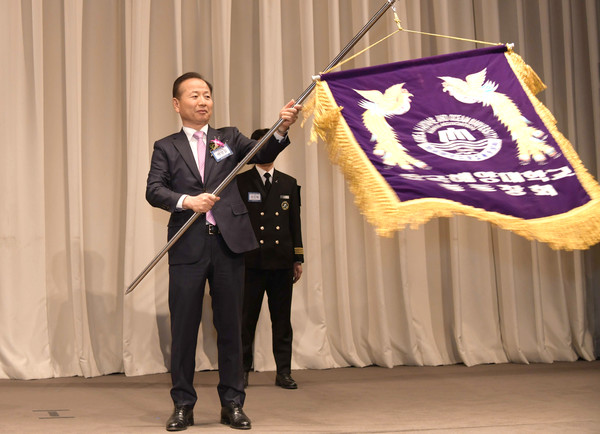 채영길 회장이 한국해대 총동창회기를 흔들고 있다.