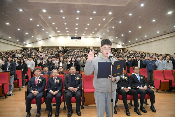 한국해양대 항해융합학부 24학번 전태환 학생이 입학 선서를 하고 있다.