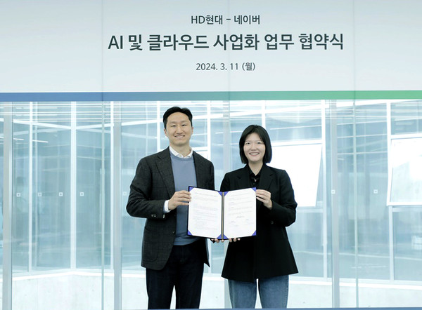  정기선 HD현대 부회장(왼쪽)과 최수연 네이버 대표가 업무협약 체결후 기념 촬영하고 있다.