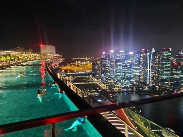 싱가포르 시내 중심의 야경은 너무 아름다웠다