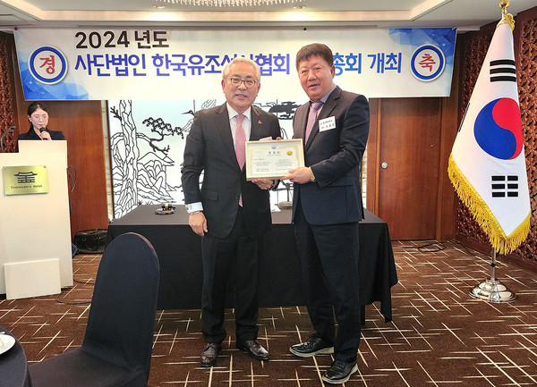 박성진 회장(왼쪽)이 필코마린 조용현 대표에게 회원증을 전달하고 있다.