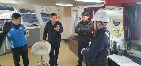 KOMSA 목포운항관리센터 김록주 센터장(왼쪽에서 두 번째)이 현장점검하고 있다.