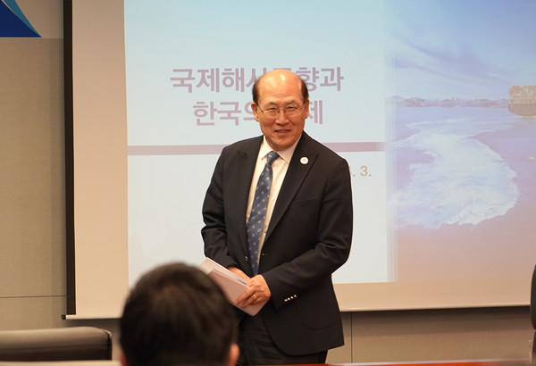 임기택 총장이 해양진흥공사에서 강연하고 있다.