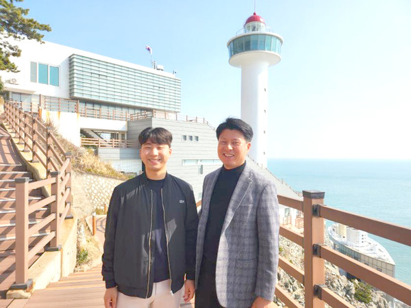 부산 영도등대에서 김대현 주무관(오른쪽)과 김성언 주무관 부자